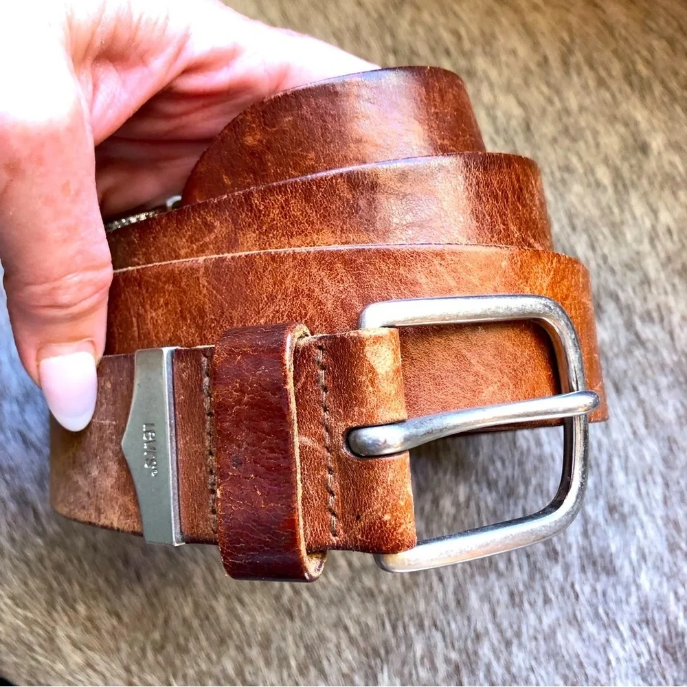 Levi’s casual brown leather belt intentionally distressed silver buckle 44